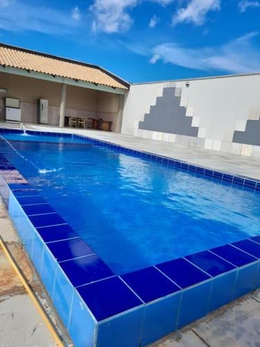 una piscina con azulejos azules en la parte lateral de un edificio en A B EVENTOS, en Juazeiro do Norte