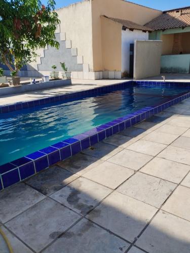 una piscina con azulejos azules en una casa en A B EVENTOS, en Juazeiro do Norte