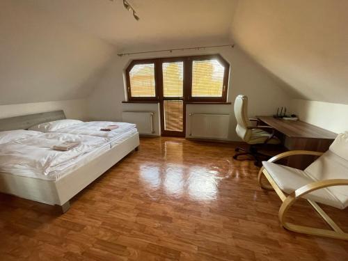 1 dormitorio con cama, escritorio y silla en Dom Príbovce, en Príbovce