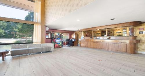 Kuchyň nebo kuchyňský kout v ubytování Best Western Amador Inn