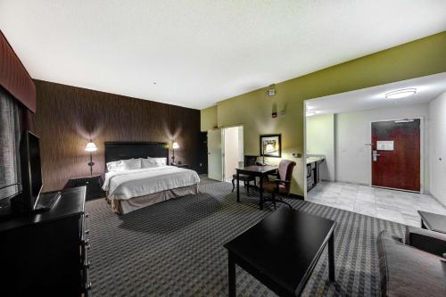 una camera d'albergo con letto e scrivania di Hampton Inn & Suites Chadds Ford a Glen Mills