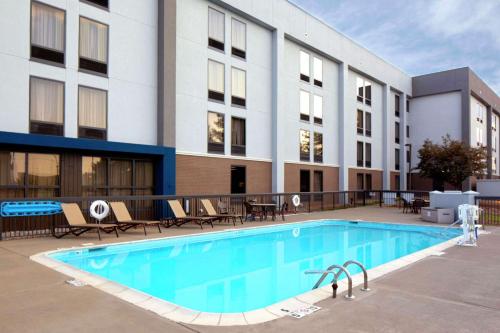 a swimming pool in front of a building at Hampton Inn Bowling Green KY in Bowling Green