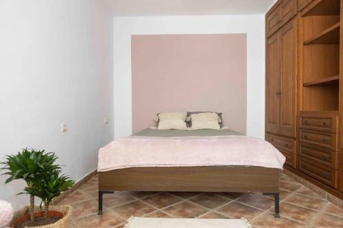 La Casita del Sol في Soo: غرفة نوم مع سرير وخزانة