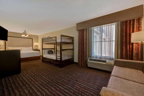 Habitación de hotel con 2 literas y sofá en Homewood Suites by Hilton Denver Tech Center, en Englewood