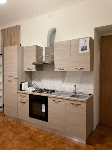 una cucina con lavandino e piano cottura forno superiore di Appartamento vicino centro a Torino