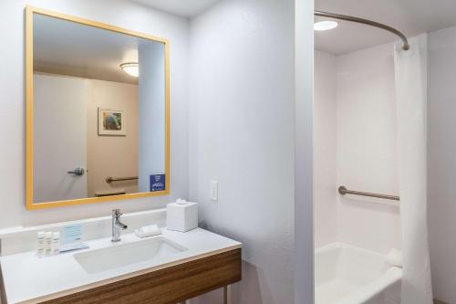 La salle de bains est pourvue d'un lavabo et d'un miroir. dans l'établissement Hampton Inn La Crosse/Onalaska, à Onalaska