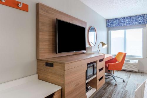 Televisyen dan/atau pusat hiburan di Hampton Inn La Crosse/Onalaska
