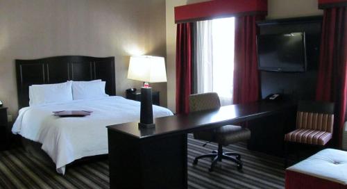 a hotel room with a bed and a desk at Hampton Inn and Suites Hope in Hope
