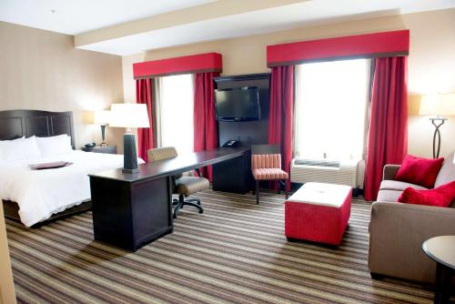 Hampton Inn and Suites Hope في Hope: غرفة في الفندق مع سرير ومكتب