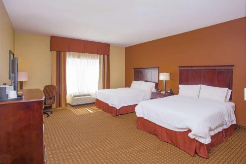 Postel nebo postele na pokoji v ubytování Hampton Inn & Suites Sevierville at Stadium Drive
