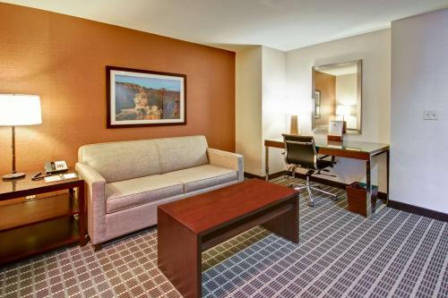 Habitación de hotel con sofá y escritorio en DoubleTree by Hilton Hotel Flagstaff, en Flagstaff