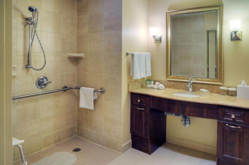 y baño con lavabo y ducha. en Homewood Suites by Hilton Burlington en Burlington