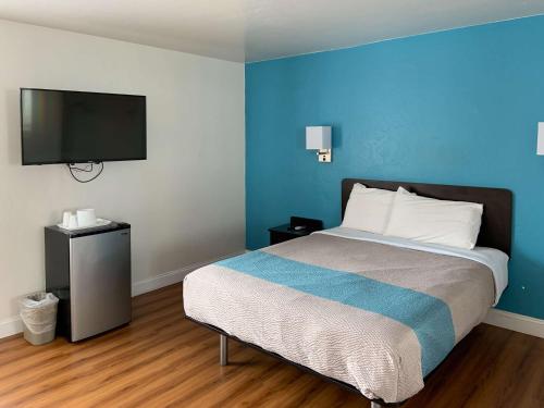 1 dormitorio con 1 cama y TV de pantalla plana en Motel 6 Pismo Beach CA Pacific Ocean, en Pismo Beach
