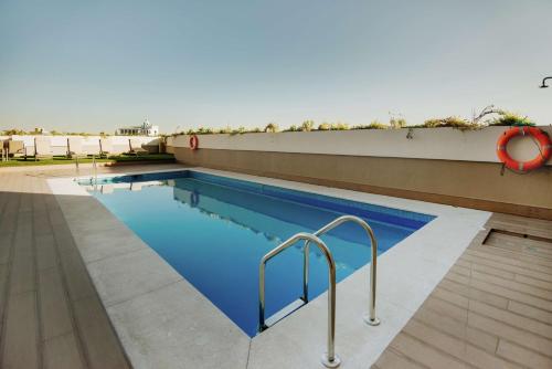 a swimming pool on the side of a building at Hilton Garden Inn Puebla Angelopolis in Puebla