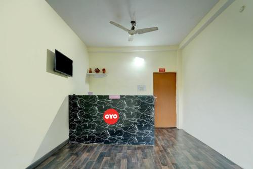 a room with a stop sign on the wall at OYO Flagship Hotel Shubhmangalam in Patna