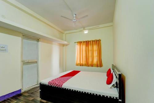 um quarto com uma cama e uma janela em OYO Flagship Hotel Shubhmangalam em Patna