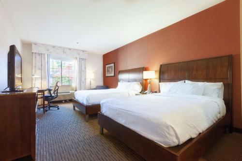 Habitación de hotel con 2 camas y escritorio en Hilton Garden Inn Palm Springs/Rancho Mirage en Rancho Mirage
