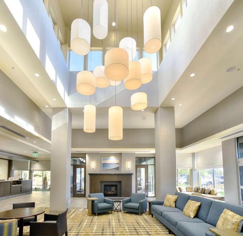 un gran vestíbulo con sofás y chimenea en Hilton Garden Inn Santa Barbara/Goleta en Santa Bárbara