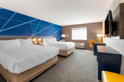 Comfort Inn Near Indiana Premium Outlets tesisinde bir odada yatak veya yataklar