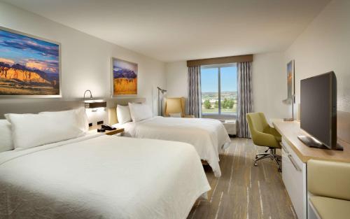 Hilton Garden Inn Lehi في ليهي: غرفة فندقية بسريرين وتلفزيون بشاشة مسطحة