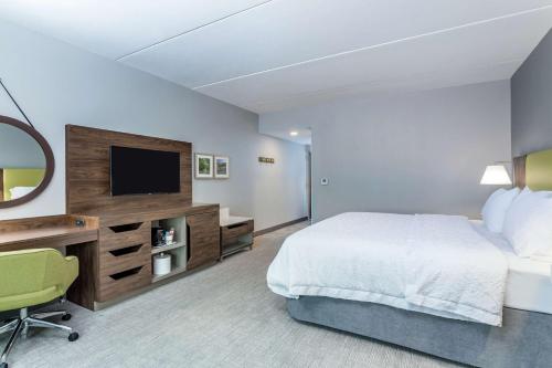 Μια τηλεόραση ή/και κέντρο ψυχαγωγίας στο Hampton Inn & Suites Saraland Mobile