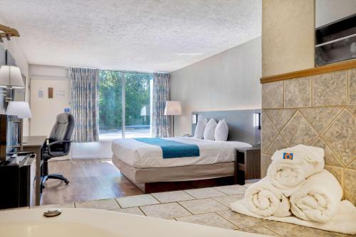 ein Hotelzimmer mit einem Bett und einem Schreibtisch in der Unterkunft Motel 6 Morgantown in Morgantown
