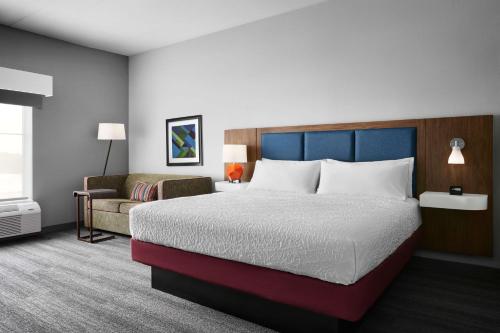 Hampton Inn & Suites Charlotte Steele Creek Road, NC Image