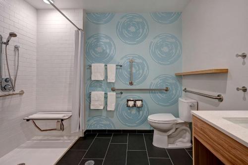łazienka z toaletą i prysznicem w obiekcie Tru By Hilton Albuquerque North I-25, Nm w Albuquerque