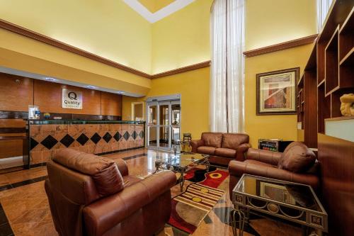a living room with leather furniture and a bar at Quality Inn & Suites Houston Northwest - Cypress in Houston
