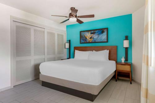 um quarto com uma cama e uma ventoinha de tecto em Hilton Vacation Club Royal Palm St Maarten em Simpson Bay