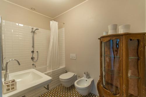 uma casa de banho com uma banheira, um WC e um lavatório. em SkyAttic - 801 - CItyLife - 1 min Domodossola M5 em Milão