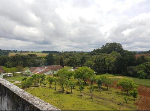 una vista aerea di un campo con alberi e case di Samuel santos ad Araucária