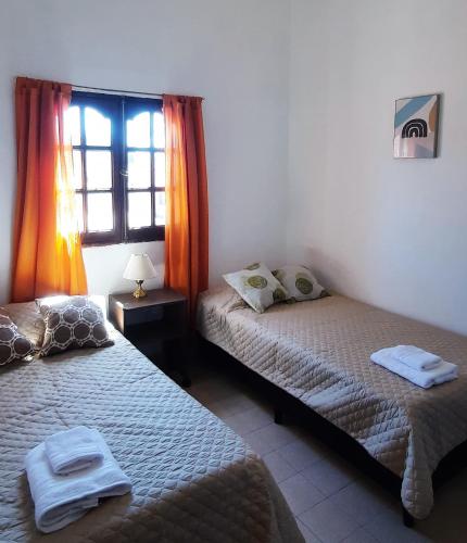 a bedroom with two twin beds and a window at Departamento Laprida en Salta, Argentina in Salta