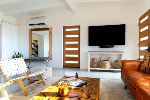 TV a/nebo společenská místnost v ubytování Casa Coyote - Wellness Stay - Sauna Cold Plunge Tub Cowboy Pool Hot Tub