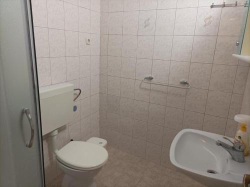 Phòng tắm tại Studio Zubovici 6394b