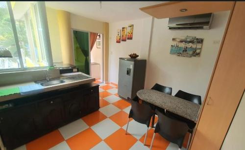 Η κουζίνα ή μικρή κουζίνα στο Rio Suites