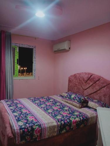 - une chambre avec un lit et une fenêtre dans l'établissement شقه فندقيه بغرفتي نوم اول نمره من البحر كافيه البارون, à Alexandrie