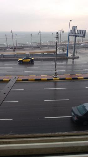 une rue avec des voitures circulant sur une autoroute dans l'établissement شقه فندقيه بغرفتي نوم اول نمره من البحر كافيه البارون, à Alexandrie