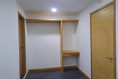 a room with a closet with a wooden door at lugar cómodo para descansar²⁰⁷ in Fortín de las Flores