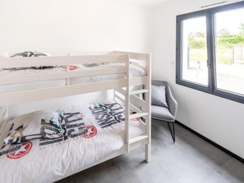 une chambre avec deux lits superposés et une fenêtre dans l'établissement Holiday Near Normandy Beaches, à Saint-Germain-sur-Ay