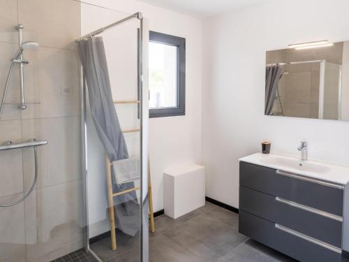 une salle de bain avec douche et lavabo dans l'établissement Holiday Near Normandy Beaches, à Saint-Germain-sur-Ay