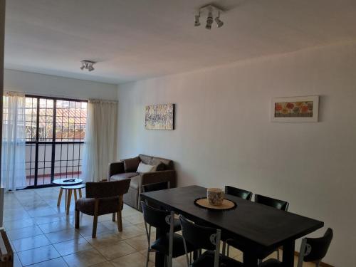 sala de estar con mesa, sillas y sofá en Departamento excelente ubicación a 4 cuadras calle Aristides Villanueva en Mendoza