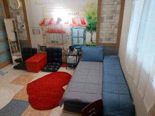 ein Wohnzimmer mit einem Sofa in der Mitte in der Unterkunft Seomun market Dongsan Hospital Cheongla Hill in Daegu
