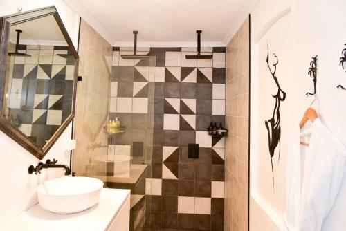 uma casa de banho com um lavatório e um espelho em Macleay Cottage with plunge pool and local arts em Dubbo