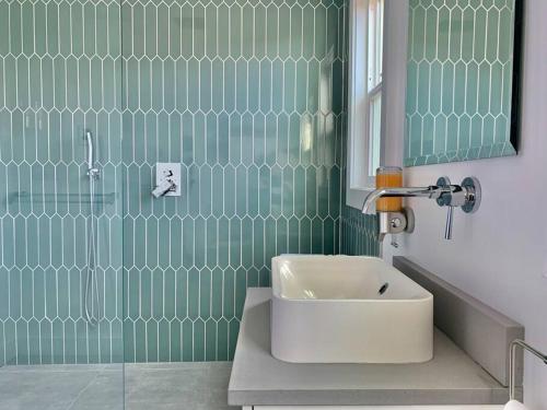 Modern Amenities & Chic Design in Heart of Seattle_3