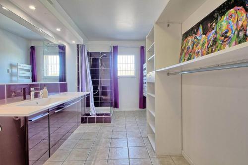 uma grande casa de banho com um lavatório e um chuveiro em Sublime Bastide vue exceptionnel au calme LE MAS DES FARACHES em Solliès-Toucas