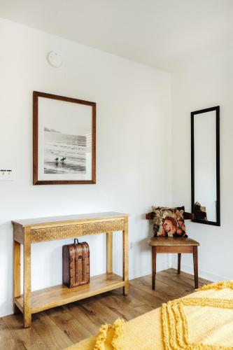 a room with a table and two mirrors on the wall at Earthy Beach House in Kailua-Kona