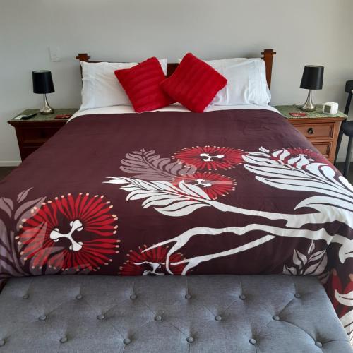 Tempat tidur dalam kamar di Papamoa Beach Hugoway, Pohutukawa Studio Deluxe, Close beach, free parking