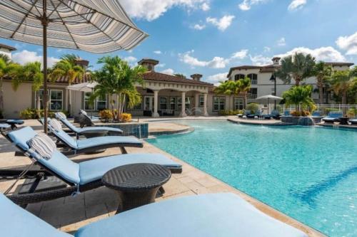 בריכת השחייה שנמצאת ב-Luxury Family Resort Styled Apartment Near Disney או באזור