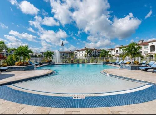 una piscina in un resort con fontana di Luxury Family Resort Styled Apartment Near Disney a Orlando